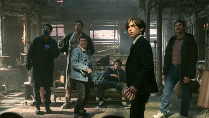 The Umbrella Academy. (L to R) Robert Sheehan as Klaus Hargreeves, Tom Hopper as Luther Hargreeves, Elliot Page as Viktor Hargreeves, Justin H. Min as Ben Hargreeves, Aidan Gallagher as Number Five, David Castañeda as Diego Hargreeves in episode 402 of The Umbrella Academy. Cr. Christos Kalohoridis/Netflix © 2024