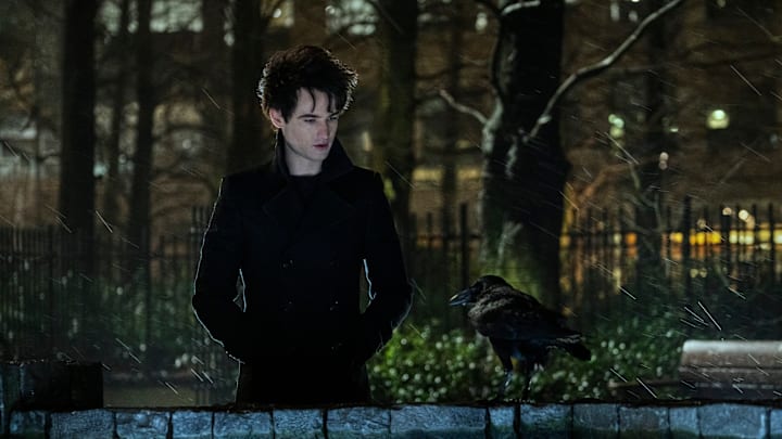 The Sandman. (L to R) Tom Sturridge as Dream, Patton Oswalt as Matthew the Raven (voice) in episode 103 of The Sandman. Cr. Liam Daniel/Netflix © 2022