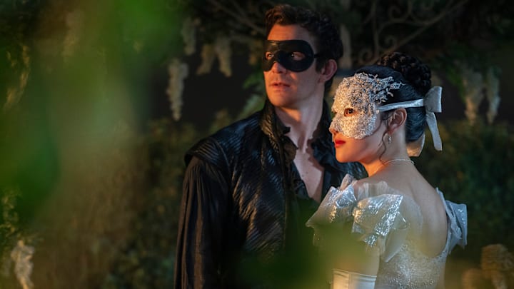 Bridgerton. (L to R) Luke Thompson as Benedict Bridgerton, Yerin Ha as Sophie Baek in episode 401 of Bridgerton