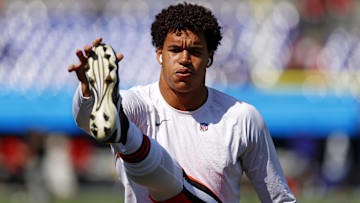 Cleveland Browns defensive end Joe Tryon-Shoyinka (90) warms up. at M&T Bank Stadium.