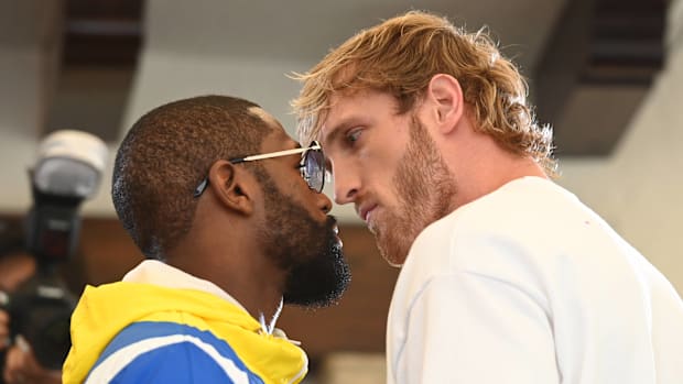 Floyd Mayweather vs Logan Paul