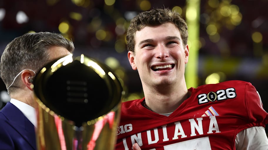 Indiana Hoosiers quarterback Fernando Mendoza