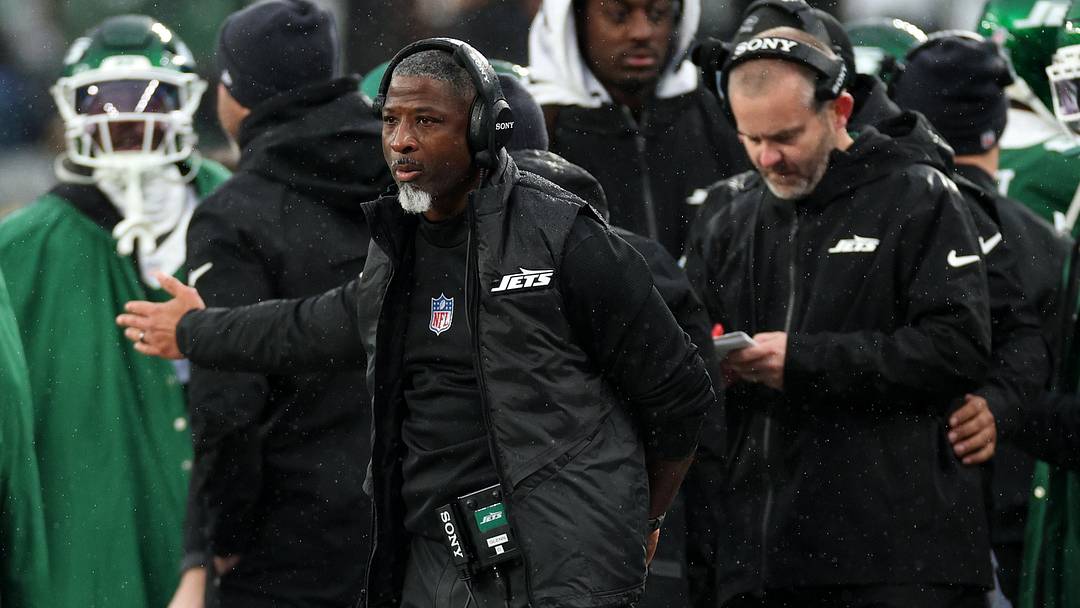 New York Jets head coach Aaron Glenn during the first half at MetLife Stadium. New York Jets head coach Aaron Glenn during the first half at MetLife Stadium.