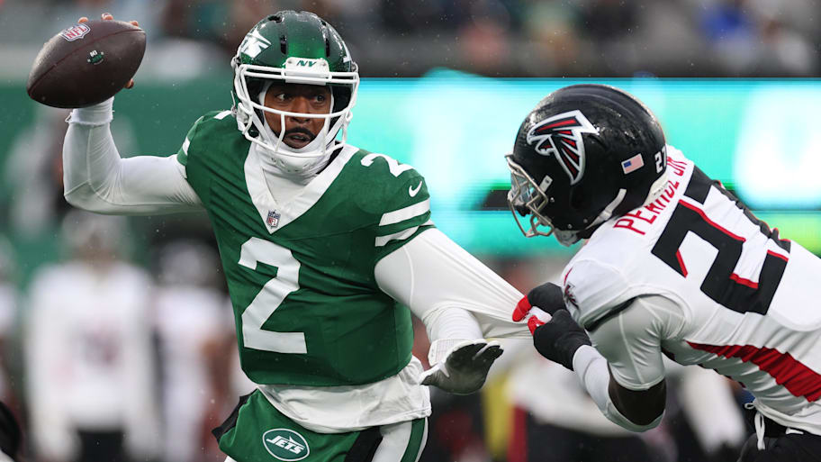 Atlanta Falcons edge James Pearce Jr. 