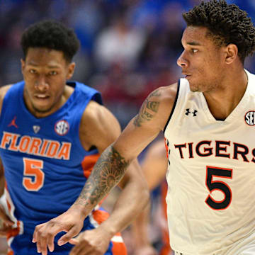 Auburn forward Chuma Okeke moves the ball while under pressure from Florida guard KeVaughn Allen.
