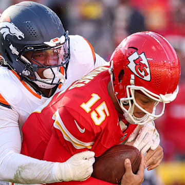 NFL, American Football Herren, USA 2024: Broncos vs Chiefs NOV 10 November 10, 2024: Kansas City Chiefs quarterback Patrick Mahomes (15) is sacked by Denver Broncos linebacker Nik Bonitto (15) during the second half at GEHA Field at Arrowhead Stadium in Kansas City, MO. 