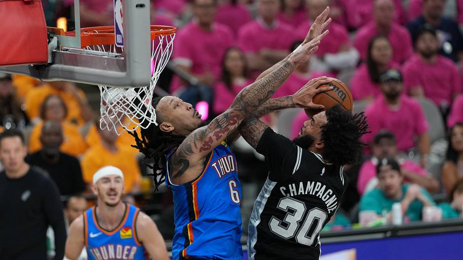 Spurs forward Julian Champagnie shoots the ball over Thunder forward Jaylin Williams.