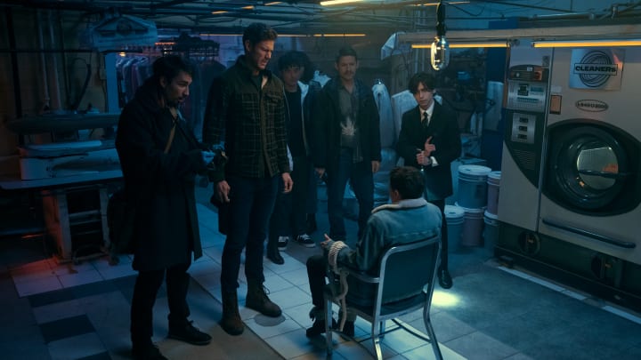 The Umbrella Academy. (L to R) Robert Sheehan as Klaus Hargreeves, Tom Hopper as Luther Hargreeves, Justin H. Min as Ben Hargreeves, David Castañeda as Diego Hargreeves, Elliot Page as Viktor Hargreeves, Aidan Gallagher as Number Five in episode 401 of The Umbrella Academy. Cr. Christos Kalohoridis/Netflix © 2024