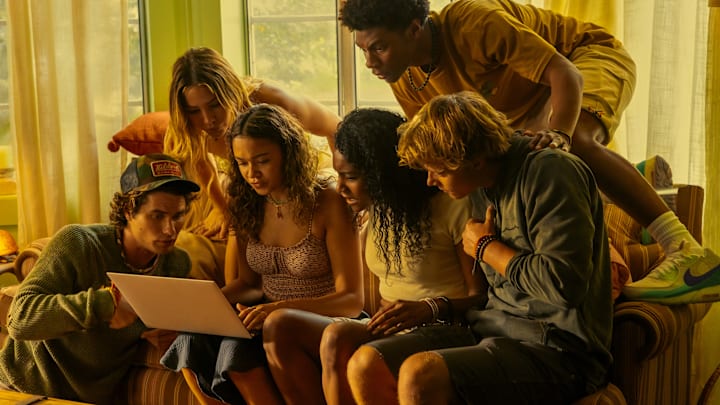 Outer Banks. (L to R) Chase Stokes as John B, Madelyn Cline as Sarah Cameron, Madison Bailey as Kiara, Carlacia Grant as Cleo, Jonathan Daviss as Pope, Rudy Pankow as JJ in episode 401 of Outer Banks. Cr. Jackson Lee Davis/Netflix © 2024