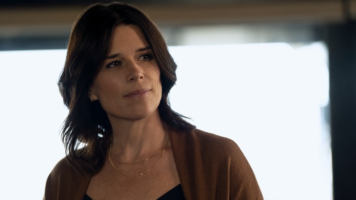 The Lincoln Lawyer. Neve Campbell as Maggie McPherson in episode 206 of The Lincoln Lawyer. Cr. Lara Solanki/Netflix © 2023