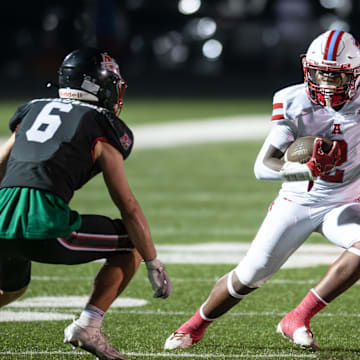Arrowhead running back Devin Nettles (2) tries to elude Muskego linebacker Xavier Witkowski (6) in a Classic 8 Conference game Friday, September 19, 2025.