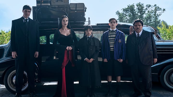 Wednesday. (L to R) Joonas Suotamo as Lurch, Catherine Zeta-Jones as Morticia Addams, Jenna Ortega as Wednesday, Isaac Ordonez aș Pugsley Addams, Thing, Luis Guzmán as Gomez Addams in episode 201 of Wednesday