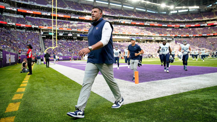 Tennessee Titans Head Coach Mike Vrabel heads off the field during warmups at U.S. Bank Stadium in
