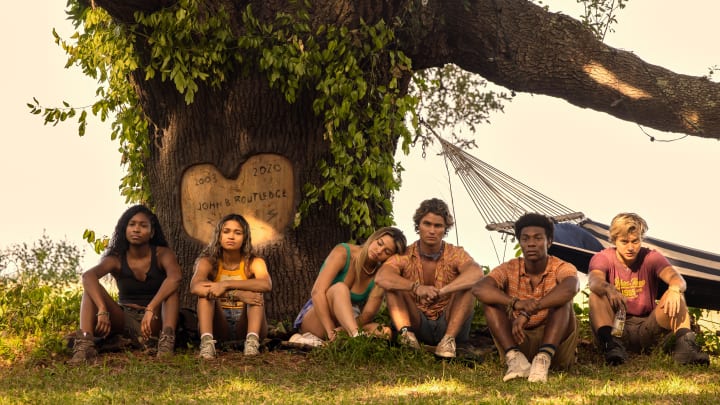 Outer Banks. (L to R) Carlacia Grant as Cleo, Madison Bailey as Kiara, Madelyn Cline as Sarah Cameron, Chase Stokes as John B, Jonathan Daviss as Pope, Rudy Pankow as JJ in episode 309 of Outer Banks. Cr. Jackson Lee Davis/Netflix © 2023