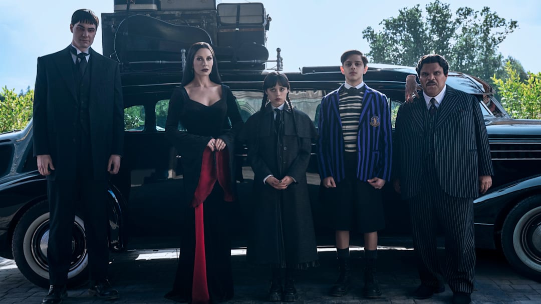 (L to R) Joonas Suotamo as Lurch, Catherine Zeta-Jones as Morticia Addams, Jenna Ortega as Wednesday, Isaac Ordonez aș Pugsley Addams, Thing, and Luis Guzmán as Gomez Addams in episode 201 of Wednesday