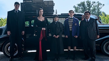 (L to R) Joonas Suotamo as Lurch, Catherine Zeta-Jones as Morticia Addams, Jenna Ortega as Wednesday, Isaac Ordonez aș Pugsley Addams, Thing, and Luis Guzmán as Gomez Addams in episode 201 of Wednesday