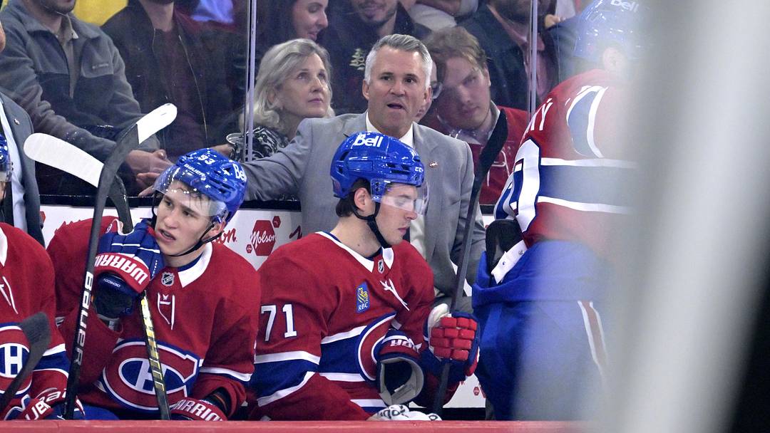 Oct 20, 2025; Montreal, Quebec, CAN; Montreal Canadiens head coach Martin St-Louis during the first period of the game against the Buffalo Sabres at the Bell Centre. Mandatory Credit: Eric Bolte-Imagn Images