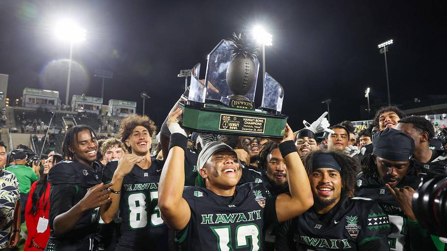 The Hawai’i Rainbow Warriors hold the winning trophy after defeating the California Golden Bears 35–31.