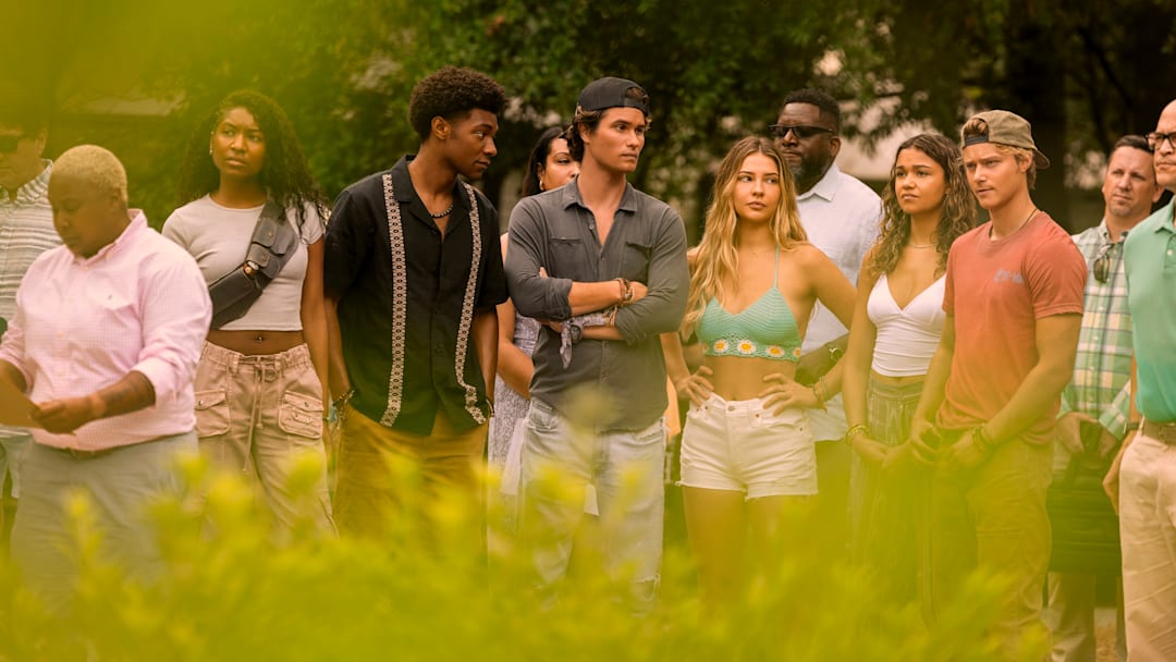 Outer Banks. (L to R) Carlacia Grant as Cleo, Jonathan Daviss as Pope, Chase Stokes as John B, Madelyn Cline as Sarah Cameron, Madison Bailey as Kiara, Rudy Pankow as JJ in episode 401 of Outer Banks. Cr. Jackson Lee Davis/Netflix © 2024