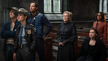 (L-R) Andrew Scott, Mila Kunis, Daryl McCormack, Glenn Close, Kerry Washington, and Cailee Spaeny in Wake Up Dead Man: A Knives Out Mystery