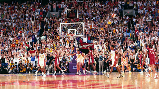 Mercury crowd cheers during the 1998 WNBA Finals