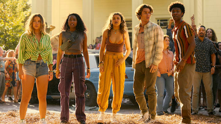 Outer Banks. (L to R) Madelyn Cline as Sarah Cameron, Carlacia Grant as Cleo, Madison Bailey as Kiara, Chase Stokes as John B, Jonathan Daviss as Pope in episode 406 of Outer Banks