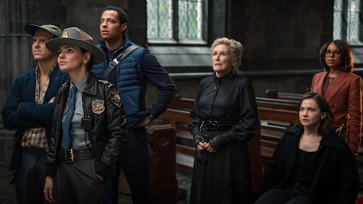 (L-R) Andrew Scott, Mila Kunis, Daryl McCormack, Glenn Close, Kerry Washington, and Cailee Spaeny in Wake Up Dead Man: A Knives Out Mystery