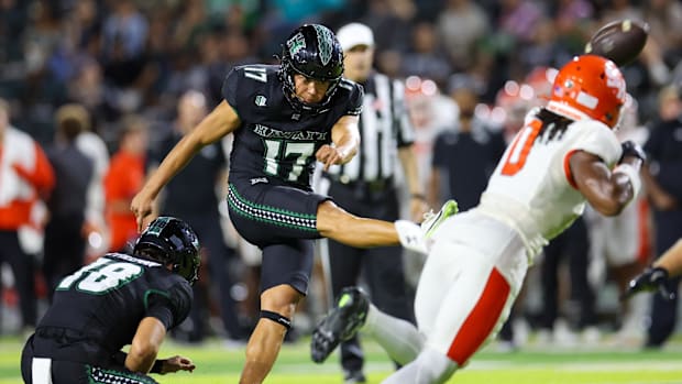 Hawai’i Rainbow Warriors kicker Kansei Matsuzawa (17) makes a field goal against Sam Houston Bearkats.