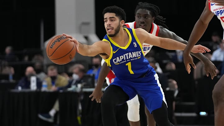 Mexico City Capitanes guard Jordan Howard reaches for a loose ball against the Agua Caliente Clippers