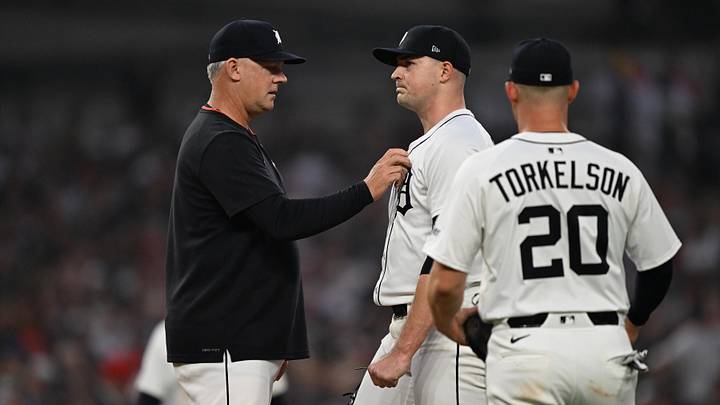 Jun 6, 2025; Detroit, Michigan, USA;  Detroit Tigers manager A.J. Hinch (14) takes Detroit Tigers starting pitcher Tarik Skubal (29) out of the game against the Chicago Cubs in the eighth inning at Comerica Park. Mandatory Credit: Lon Horwedel-Imagn Images