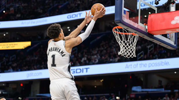 Victor Wembanyama dunks