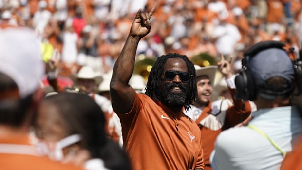 Texas Longhorns alumnus and Heisman trophy winner Ricky Williams waives to the crowd.