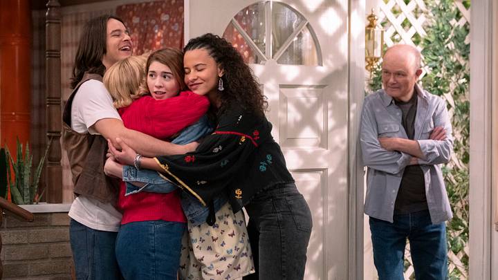 That ‘90s Show. (L to R) Mace Coronel as Jay, Debra Jo Rupp as Kitty, Callie Haverda as Leia, Ashley Aufderheide as Gwen, Kurtwood Smith as Red in episode 201 of That ‘90s Show. Cr. Patrick Wymore/Netflix © 2024