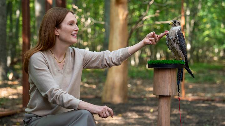 Sirens. Julianne Moore in episode 104 of Sirens