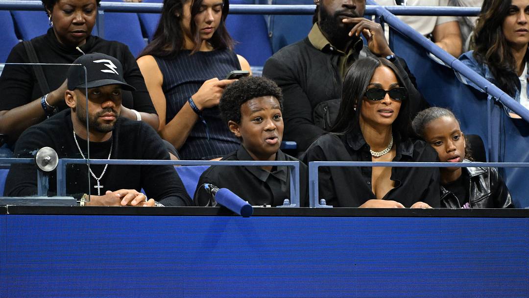 Russell Wilson and Ciara with their children are seen watching Iga Swiatek Vs Anna Kalinskaya On Arthur Ashe Stadium on Day 7 of the 2025 US Open