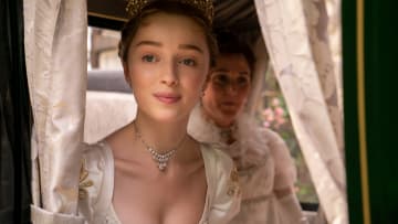 BRIDGERTON (L to R) PHOEBE DYNEVOR as DAPHNE BRIDGERTON and RUTH GEMMELL as LADY VIOLET BRIDGERTON in episode 101 of BRIDGERTON Cr. LIAM DANIEL/NETFLIX © 2020