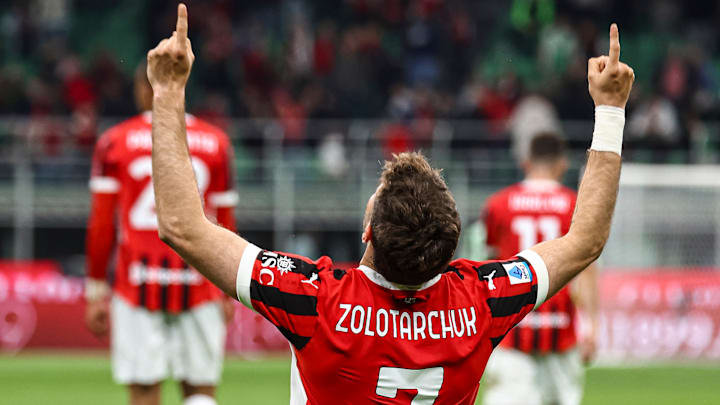 Santiago Gimenez festejó con el apellido de su madre, en los dorsales, los dos goles con el Milan