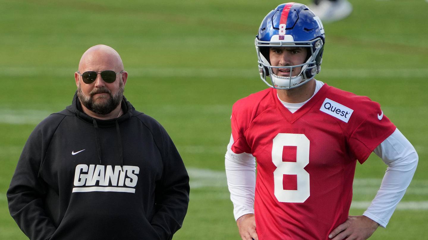 Analyst Reveals Giants' Surprising View on Quarterback Situation - Vimarsana News