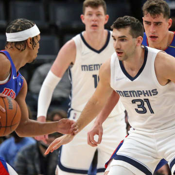  Memphis Grizzles guard Dakota Mathias (31) defends the ball