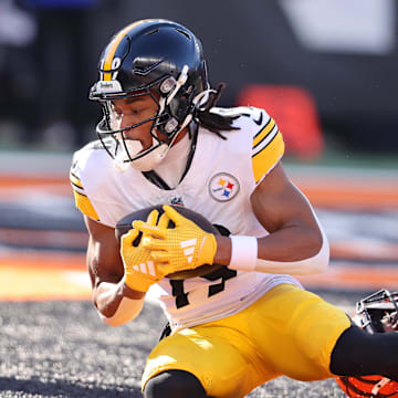 Dec 1, 2024; Cincinnati, Ohio, USA;  Pittsburgh Steelers wide receiver Calvin Austin III (19) catches the touchdown  pass as Cincinnati Bengals cornerback Mike Hilton (21) defends during the first quarter at Paycor Stadium. Mandatory Credit: Joseph Maiorana-Imagn Images