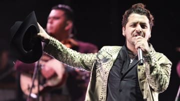 Acusan a fan de robarle anillo a Christian Nodal