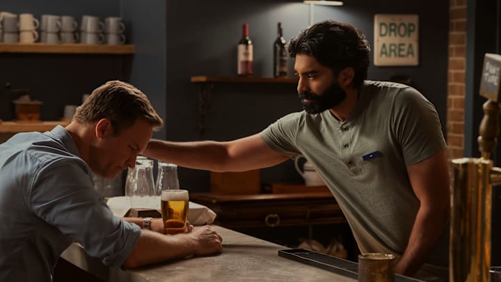 Ginny & Georgia. (L to R) Scott Porter as Paul, Raymond Ablack as Joe in episode 310 of Ginny & Georgia. Cr. Amanda Matlovich/Netflix © 2025