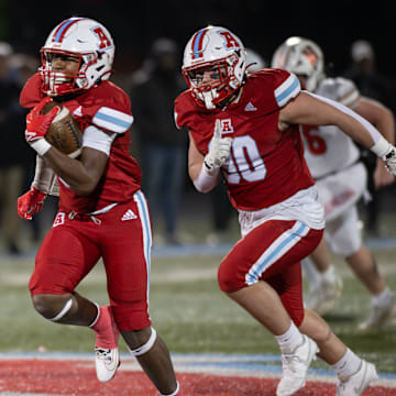 Arrowhead running back Devin Nettles (2) breaks away for a long touchdown run against Sussex Hamilton in a WIAA Division 1 third-round playoff game Friday, November 7, 2025.