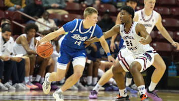 Drake's Bennett Stirtz playing at the Shriners Children's Charleston Classic