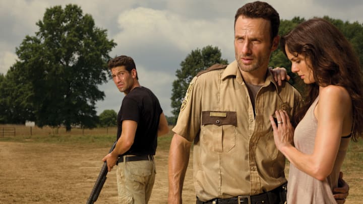 Shane Walsh (Jon Bernthal), Rick Grimes (Andrew Lincoln) and Lori Grimes (Sarah Wayne Callies) - The Walking Dead _ Season 2 _ Gallery - Photo Credit: Matthew Welch/AMC