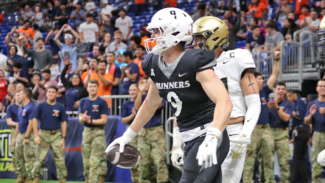 UTSA Roadrunners tight end Patrick Overmyer (9) celebrates his touchdown catch against the Army Black Knights during the first half at the Alamodome. 