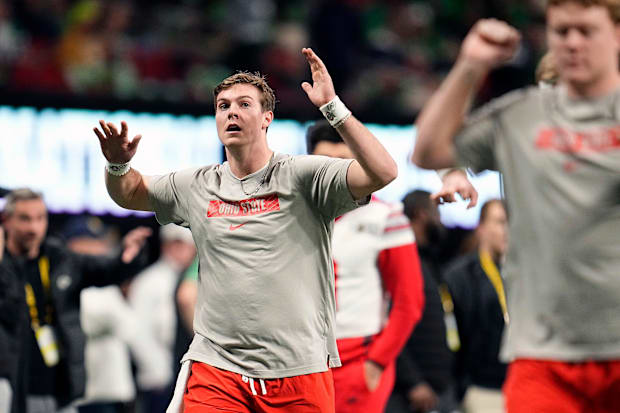 Will Howard warms up ahead of CFP championship.