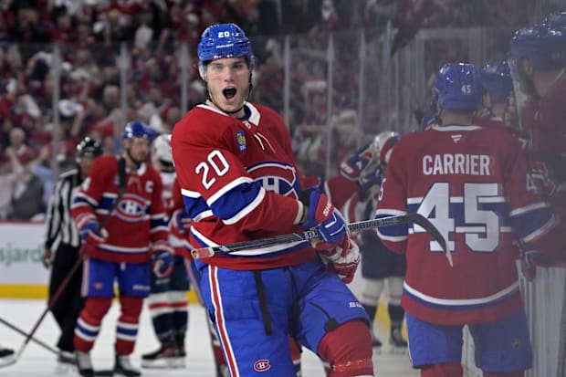 Hockey player celebrates goa