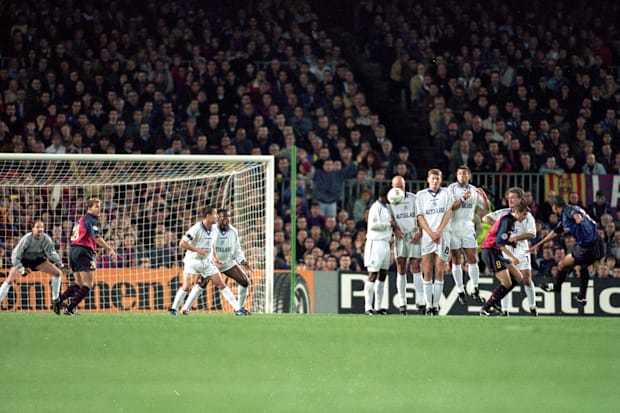 ริวัลโด (ขวาสุด) เตรียมเตะฟรีคิกใส่เชลซี