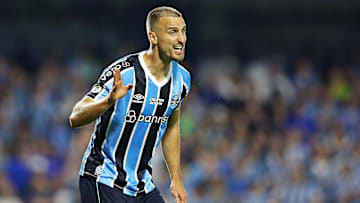 Rodrigo Ely sentiu lesão ainda no primeiro tempo contra o Flamengo